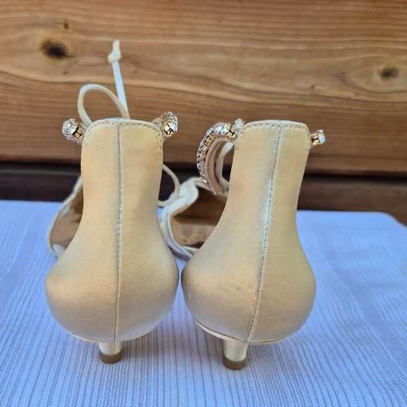 Badgley Mischka Women's Betsy Lace Kitten Heel Pumps - Picture 11 of 16